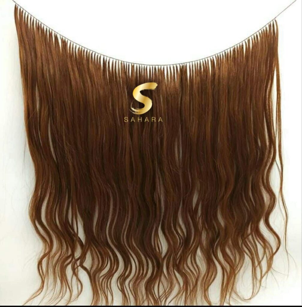 שיטת הנוצה- צמידי שיער צמידי שיער הם קבוצות שיער קטנות שמחוברות בצורת נוצה שיערה שיערה בעבודת יד ומחוברים בשרשרת של צמידים שאותה מחברים לשיערך בעזרת חרוז מיקרו קטן עדין. השיטה של הנוצה מתאימה ליצירת נפח שיער ואורך יחד . בשיטת הנוצה משתמשים בחרוז מיקרו קטן שאינו יוצר לחץ על הקרקפת ונותן תחושה אוורירית וקלילה ומונע תלישת שיער