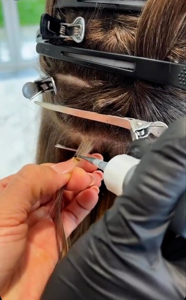 הלחמת תוספות שיער בעזרת דבק קר 