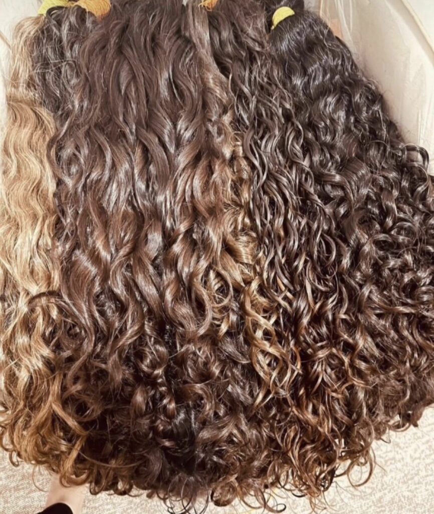 תוספות שיער תלתלים שבנחר בקפידה